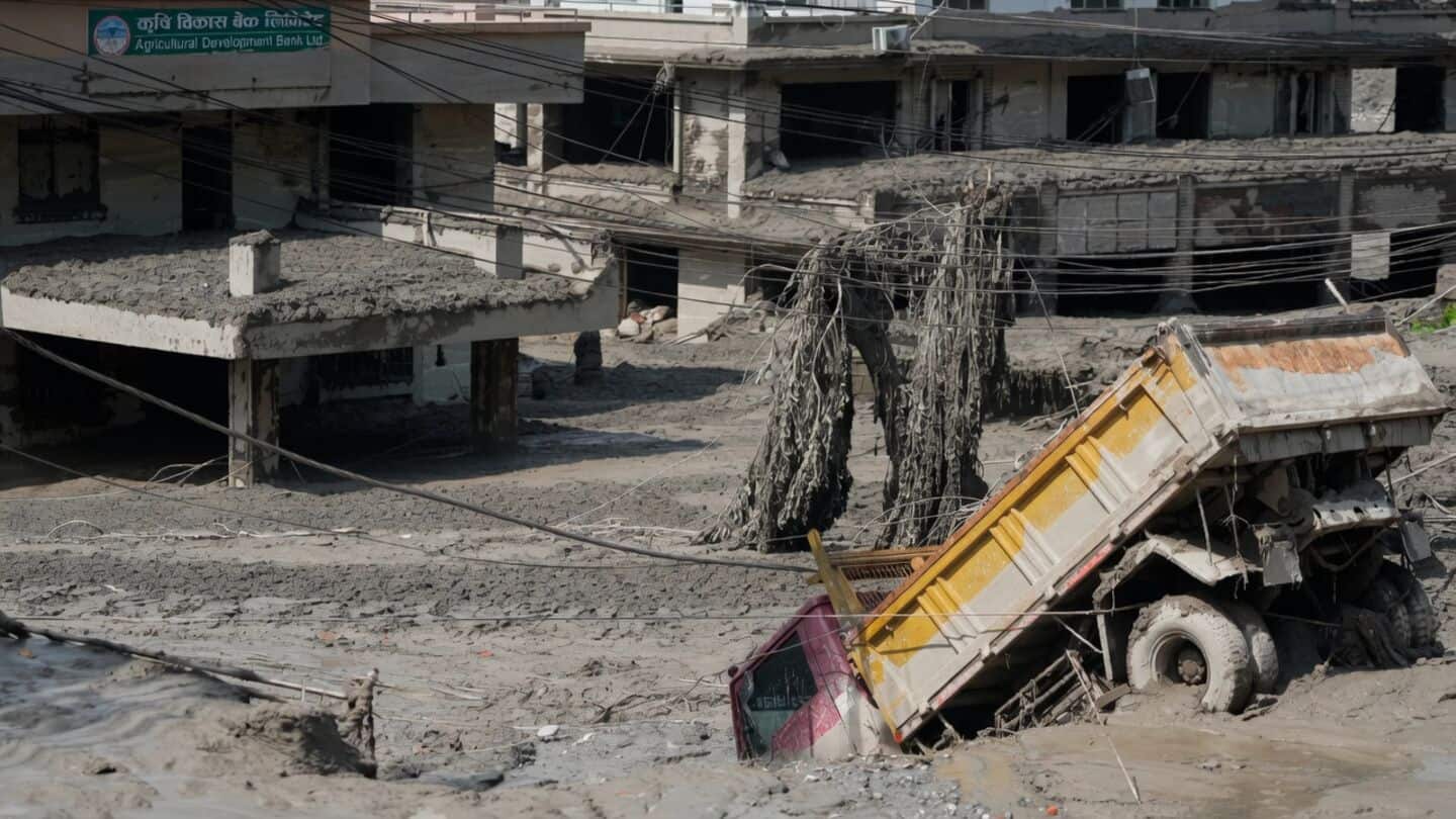 Flash floods in Nepal: at least 16 dead, 384 missing