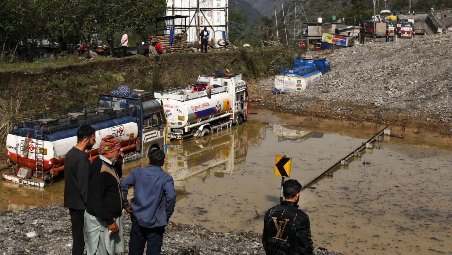 Kashmir sees rain and fresh snowfall, unsettled until April 10