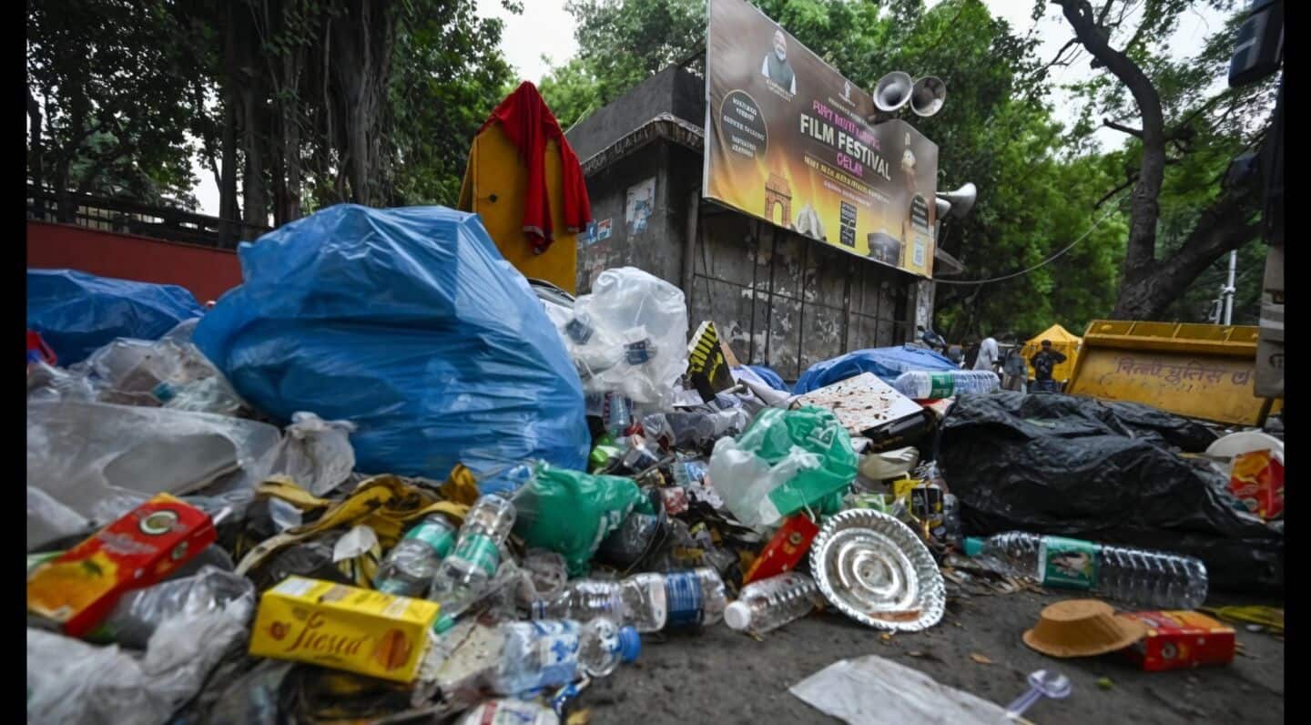 Protests leave overflowing bin, block cleanup at Delhi's Jantar Mantar