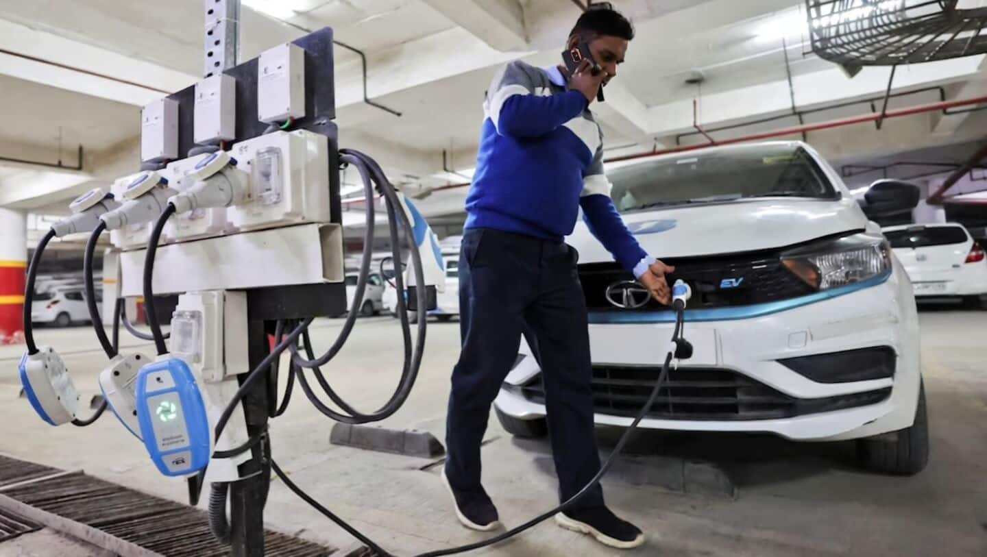 Delhi drops draft EV policy 2026 proposing ICE 2-wheeler ban