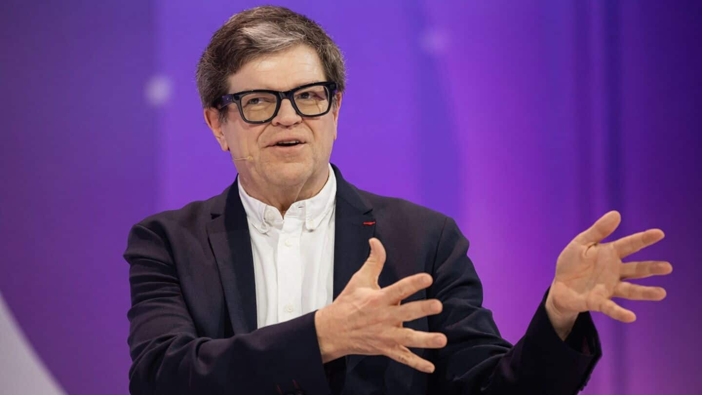Yann LeCun pushes back on Dario Amodei's AI slowdown call