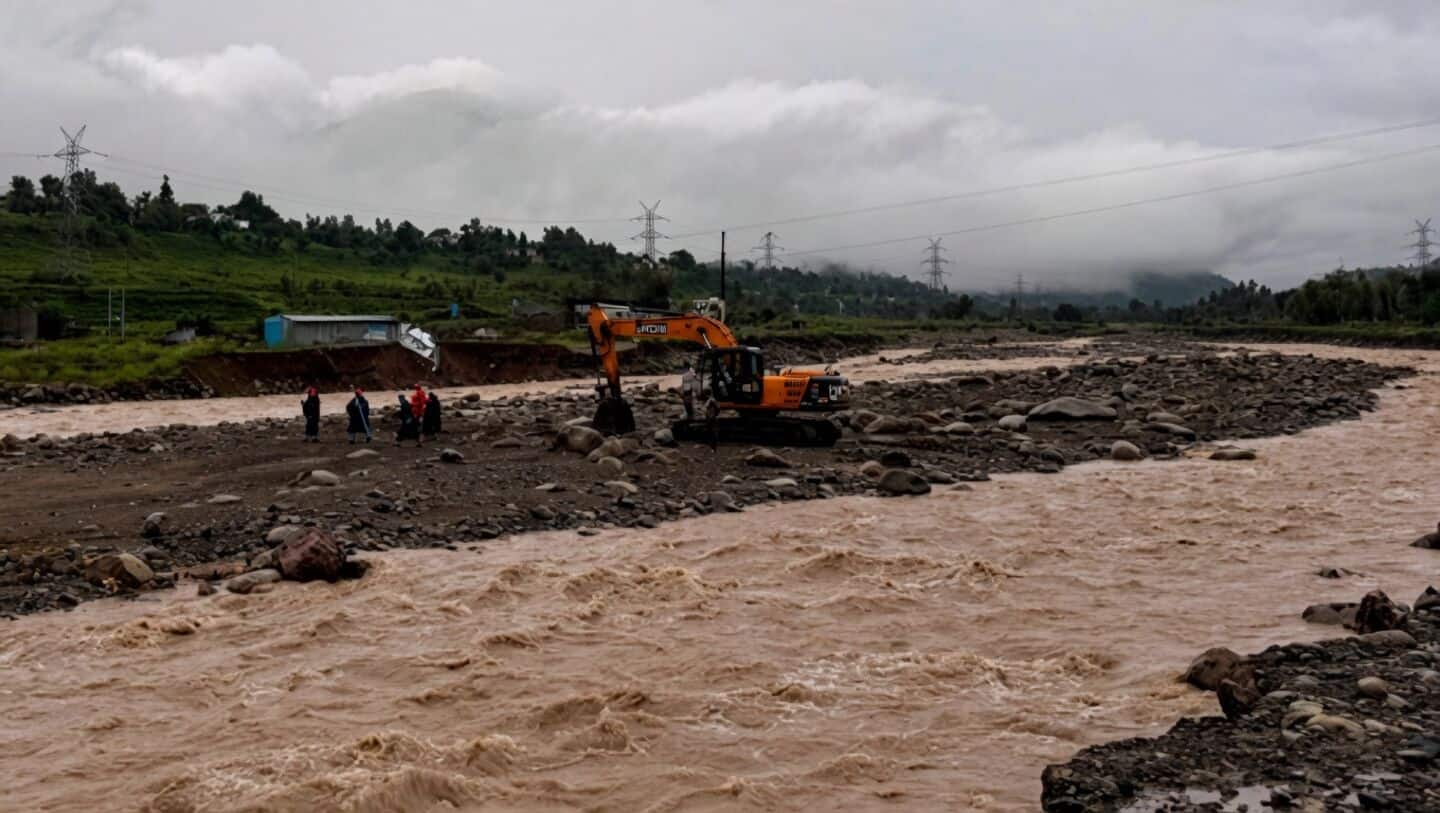 Flash floods hit Jammu and Kashmir, 1 person reported missing