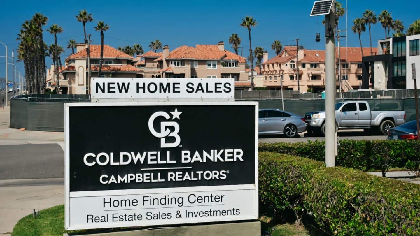 Mortgage rates reach 7.49% as applications fall 4.2% this week