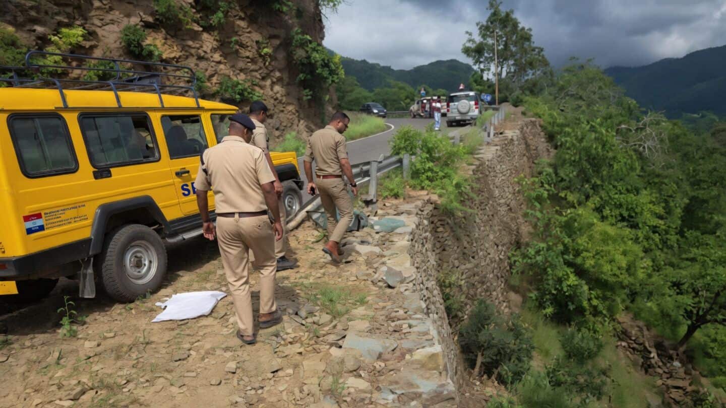 Bolero carrying 6 plunges near Sabdarkhal in Uttarakhand killing 5