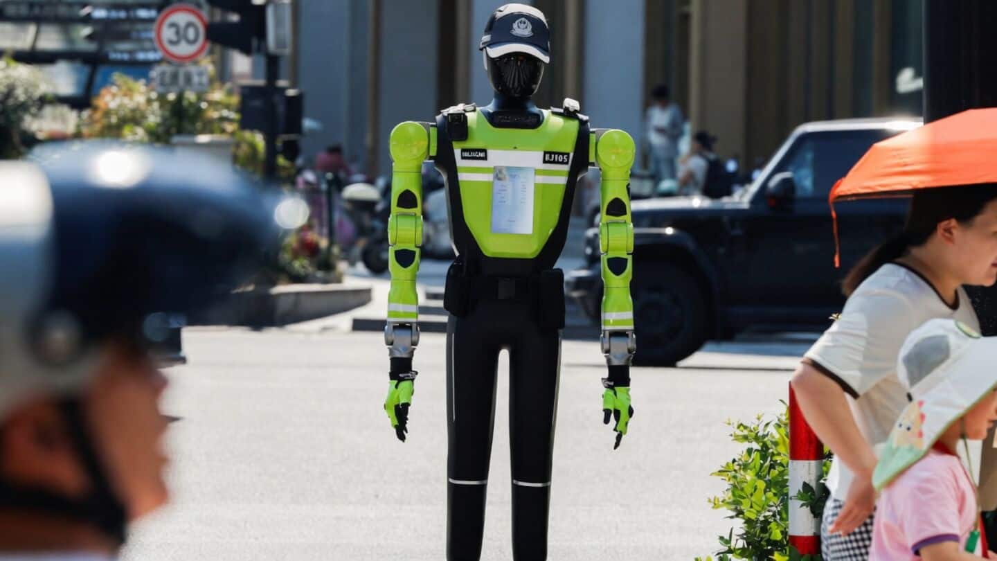 Hangzhou deploys SUPCON humanoid T2 robots to enforce traffic rules