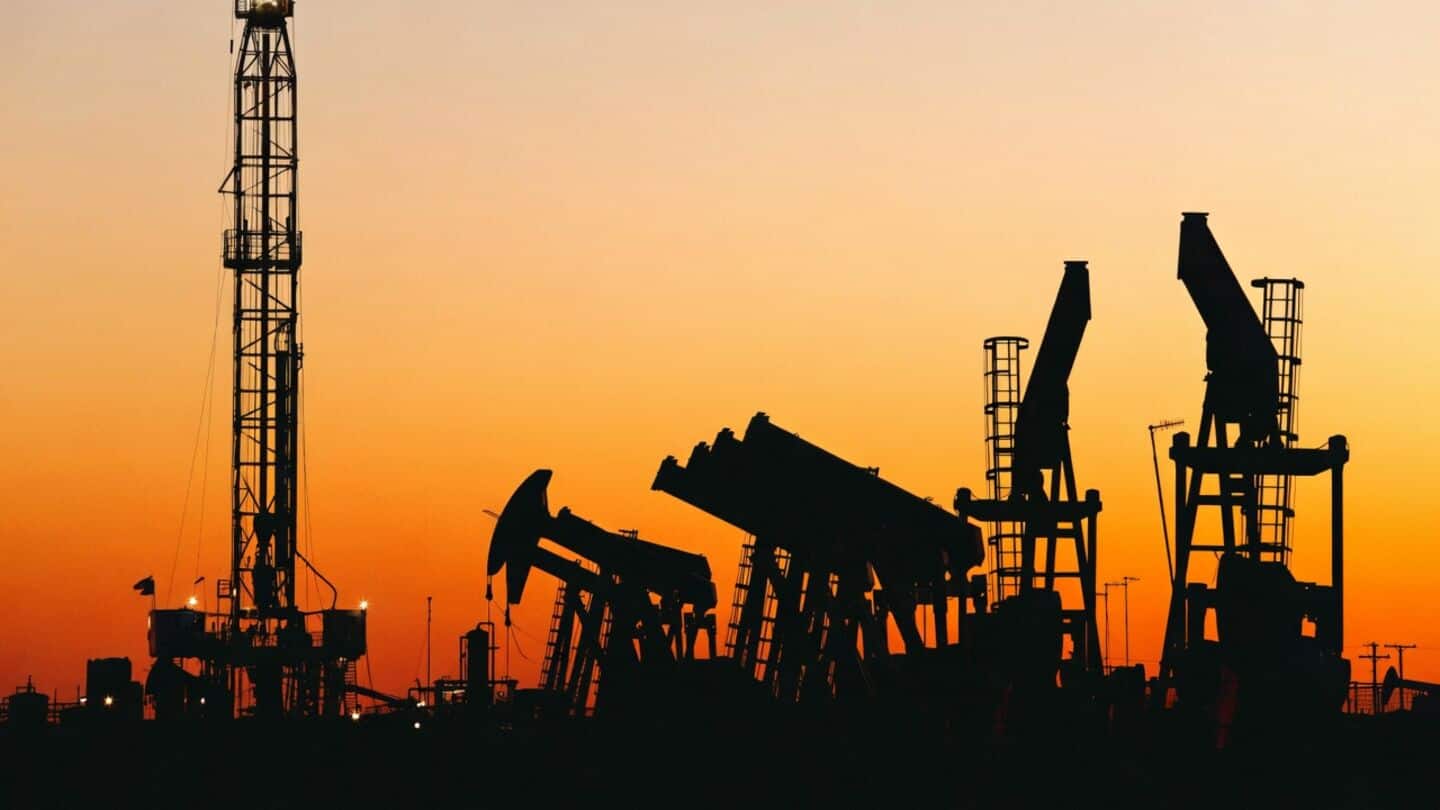 Crude oil dips under $70 on hopes of easing tensions