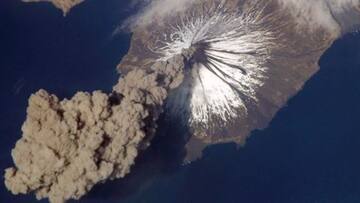 Alaskan volcano's ash cloud grounds flights