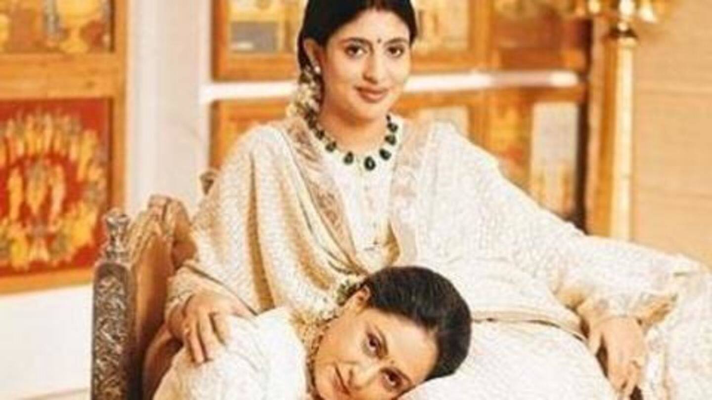 Shweta, Jaya Bachchan were dressed in white chikan ensemble Shweta, Jaya Bachchan were dressed in white chikan ensemble