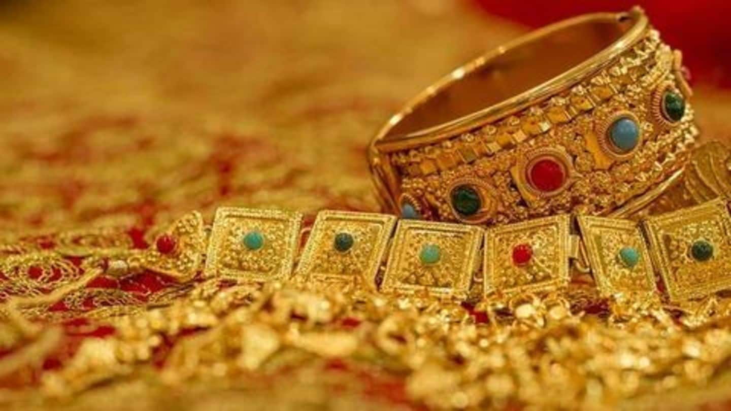 Gold prices continue to drop despite positive global cues