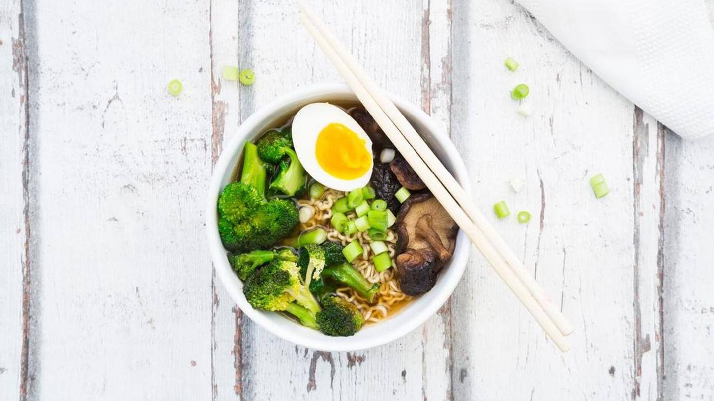 Ramen noodles with broccoli and basil Ramen noodles with broccoli and basil