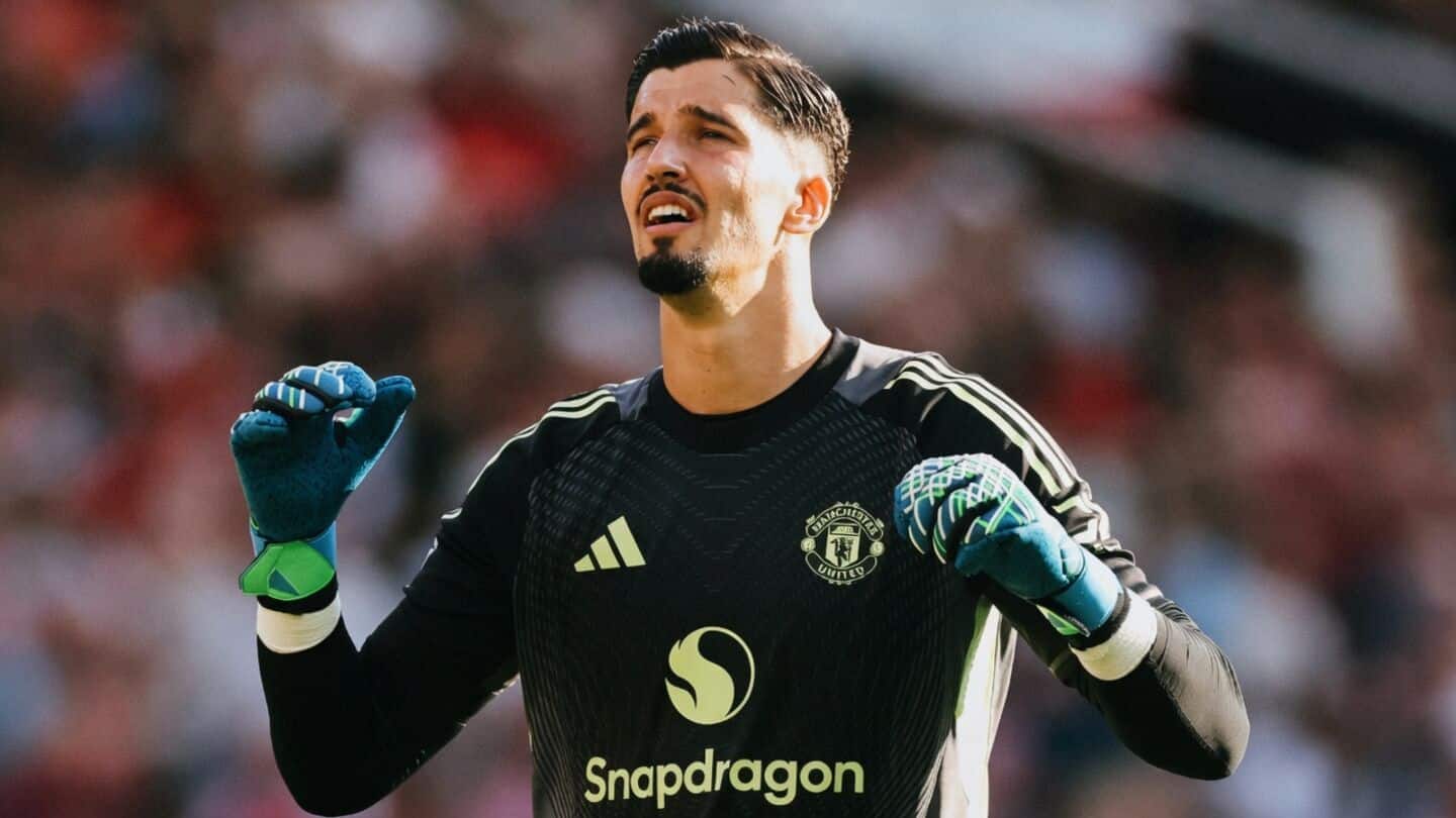 Manchester United to offload goalkeepers Radek Vitek and Altay Bayindir