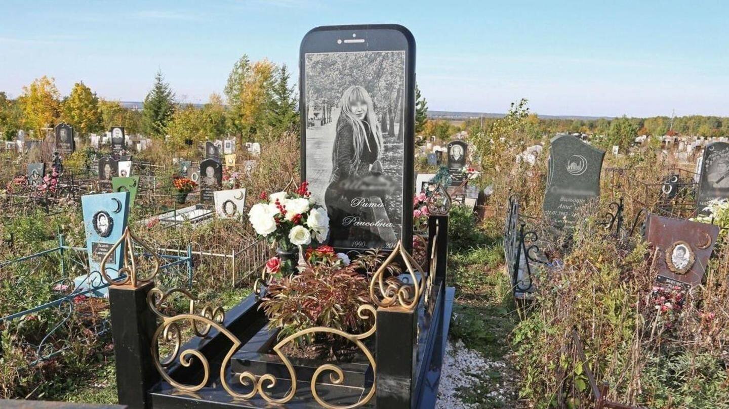 iPhone tombstone: Late Russian woman buried under iPhone-shaped headstone