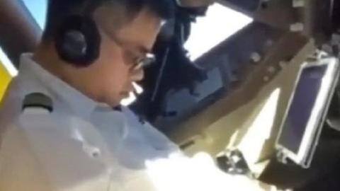 Video shows pilot taking a nap while flying Boeing 747