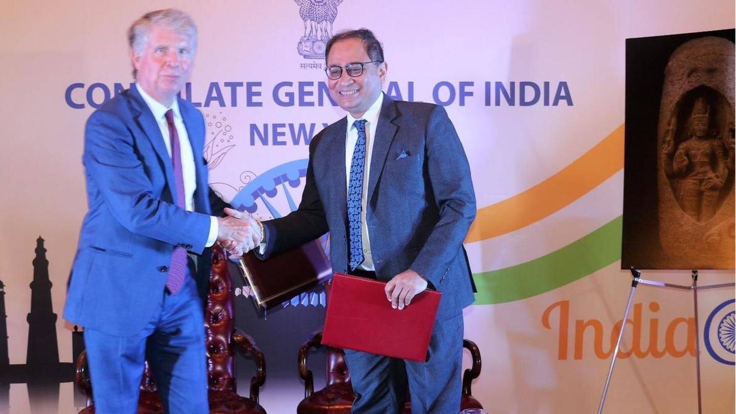 Statues were returned to India's Consul General in New York Statues were returned to India's Consul General in New York
