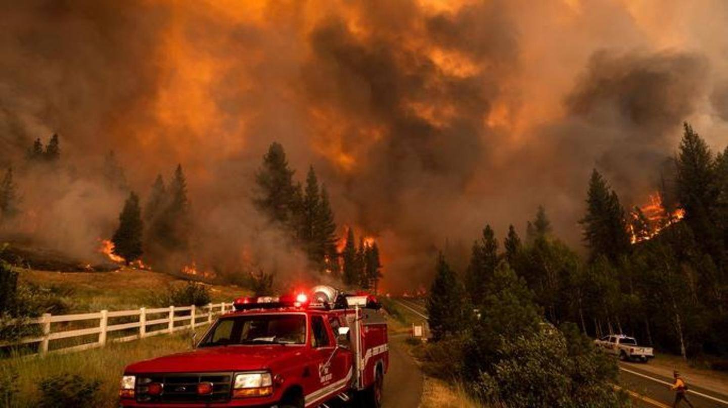 US: Largest wildfire grows, forces evacuation of wildlife station