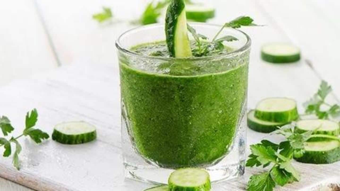 Зеленые холодной водой. Огуречный коктейль. Огуречный сок. Напиток из спирулины. Напиток Green.