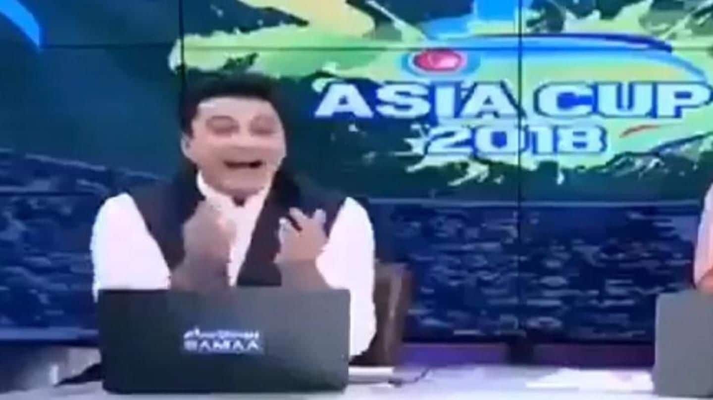 Pakistani TV anchor shows 'middle-finger' on air, Twitter loses it!