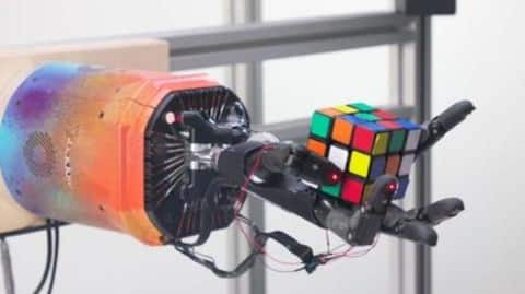This robot can solve Rubik's cube with just one hand