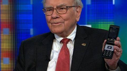 Warren Buffett finally ditches his flip phone for iPhone