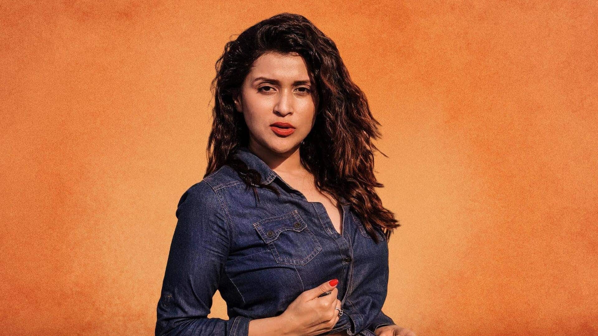 Mannara Chopra to make Tamil debut with 'Highlights'
