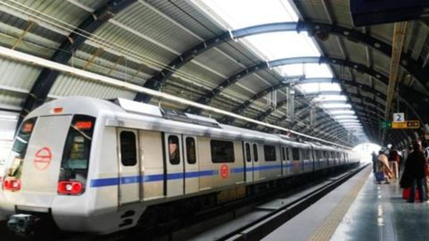 Woman jumps on Metro track to pick up Rs. 2,000