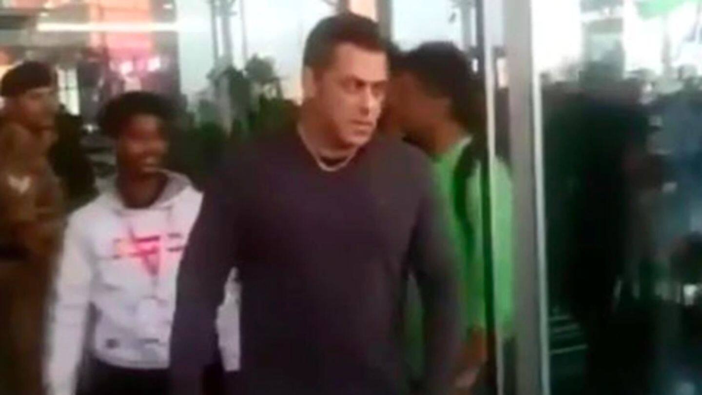 Salman snatched fan's phone while latter tried clicking selfie Salman snatched fan's phone while latter tried clicking selfie