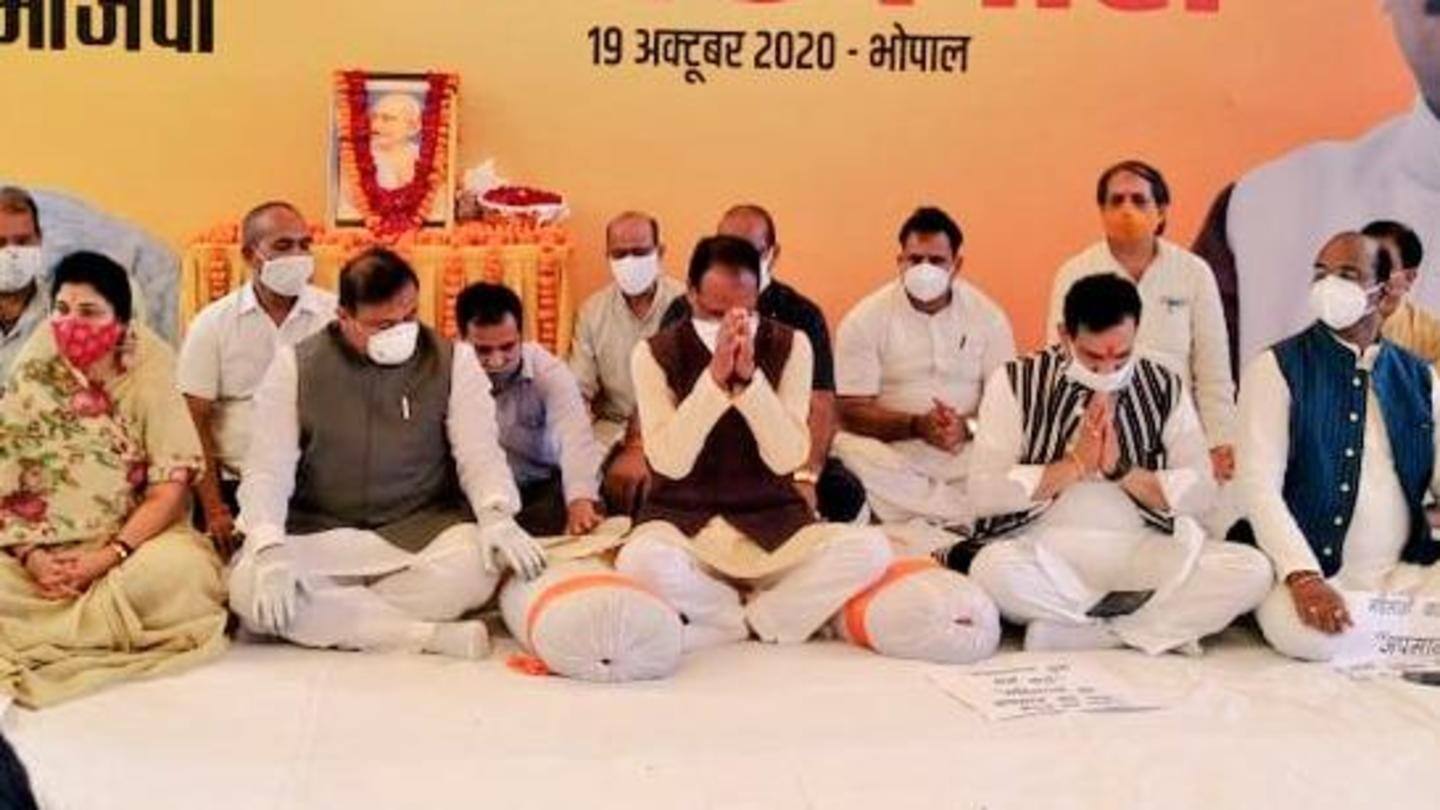MP CM staged silent protest against Nath MP CM staged silent protest against Nath
