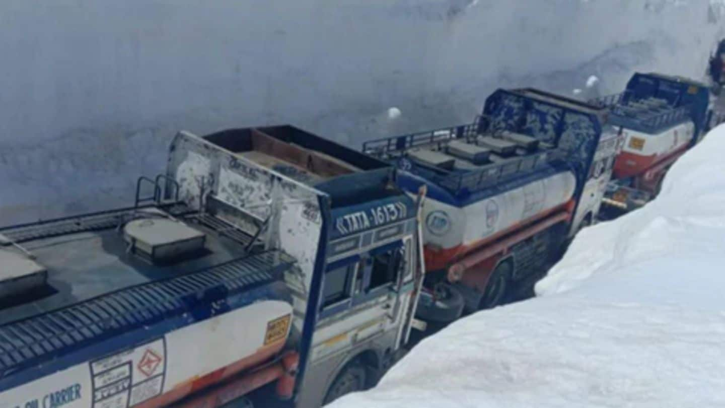 Heavy snowfall causes 4 km traffic jam near Manali