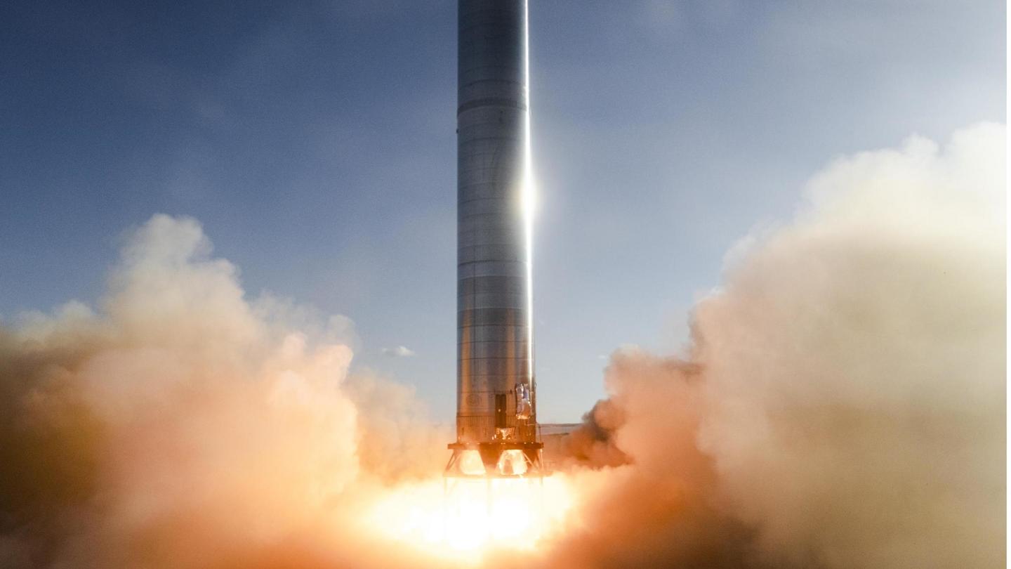 The Super Heavy Booster was powered by three Raptor engines The Super Heavy Booster was powered by three Raptor engines
