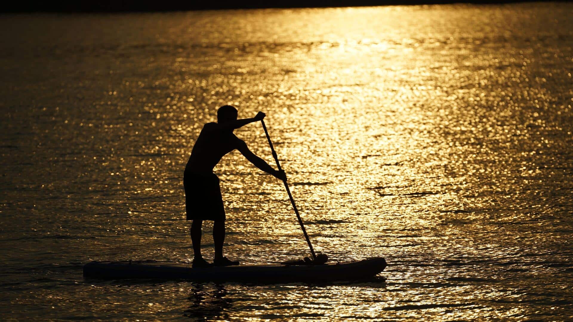 Paddleboarding or kayaking? Which is better for your body