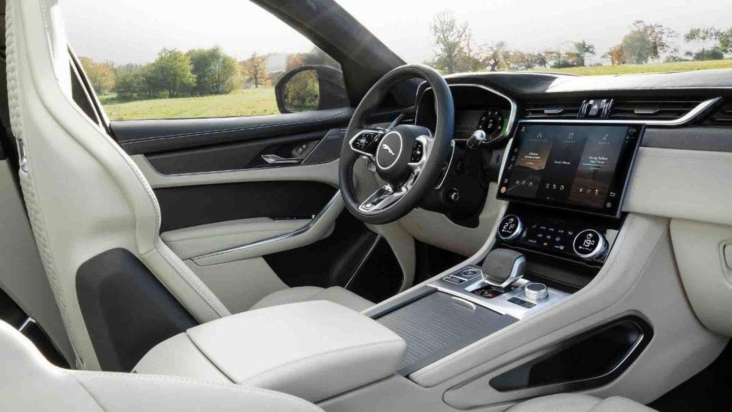 The vehicle has a panoramic sunroof and sports seats The vehicle has a panoramic sunroof and sports seats