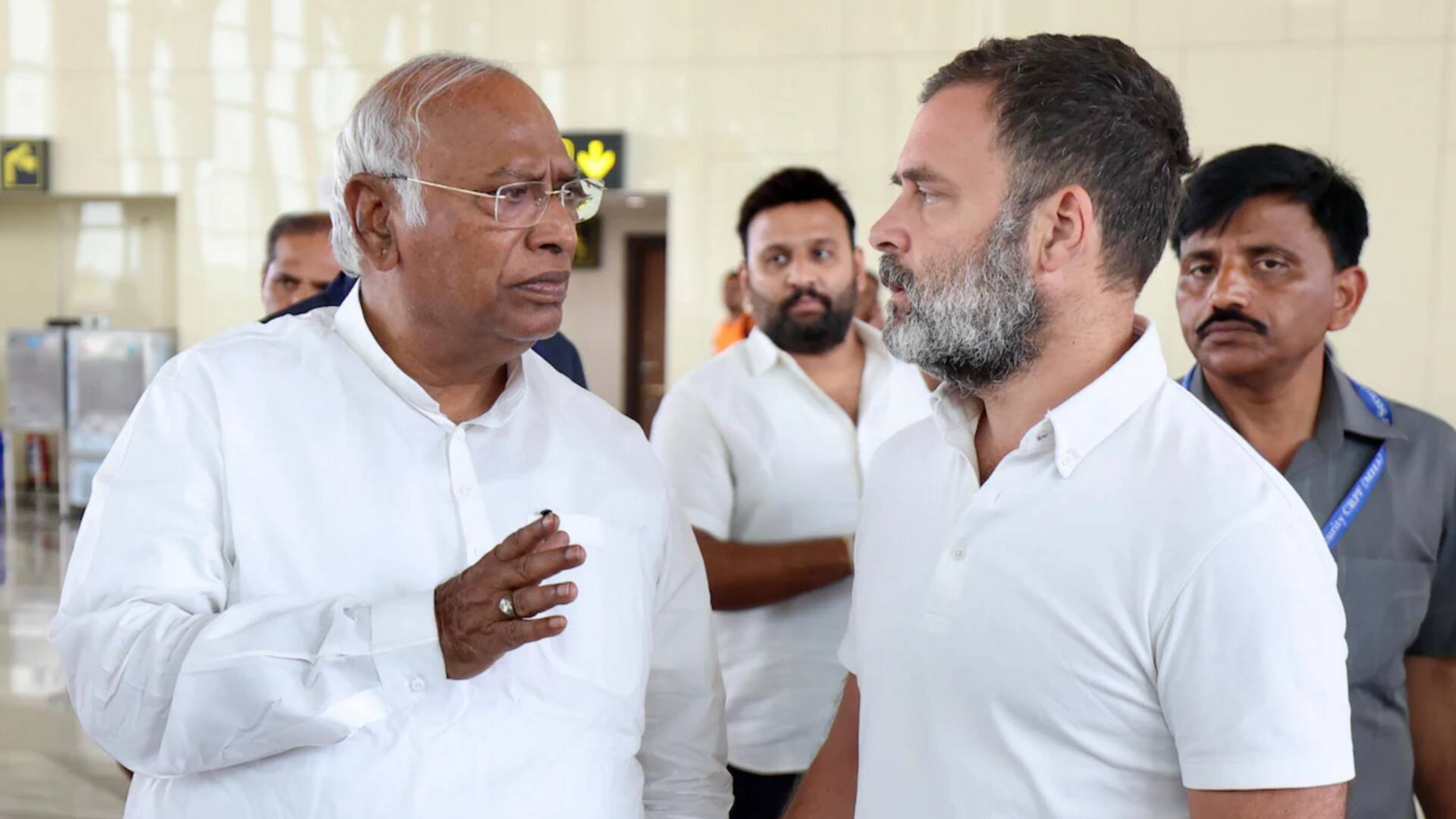 Rahul Gandhi meets Kharge to discuss Congress's Bihar electoral loss