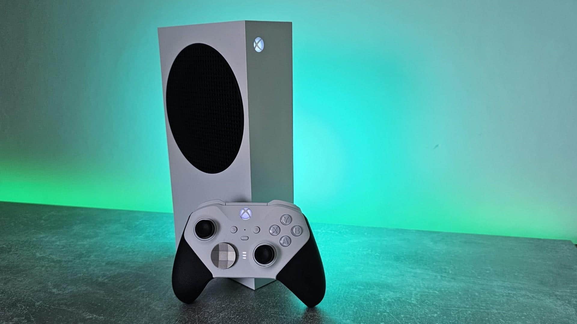 Microsoft's Xbox hardware revenue drops 30% Microsoft's Xbox hardware revenue drops 30%