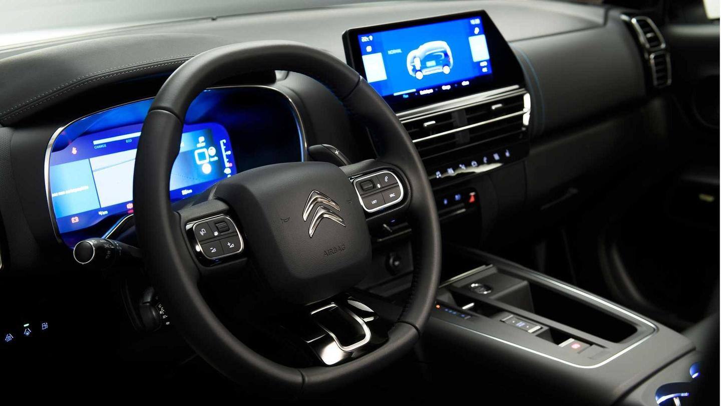 The vehicle gets heated seats and a flat-bottom steering wheel The vehicle gets heated seats and a flat-bottom steering wheel