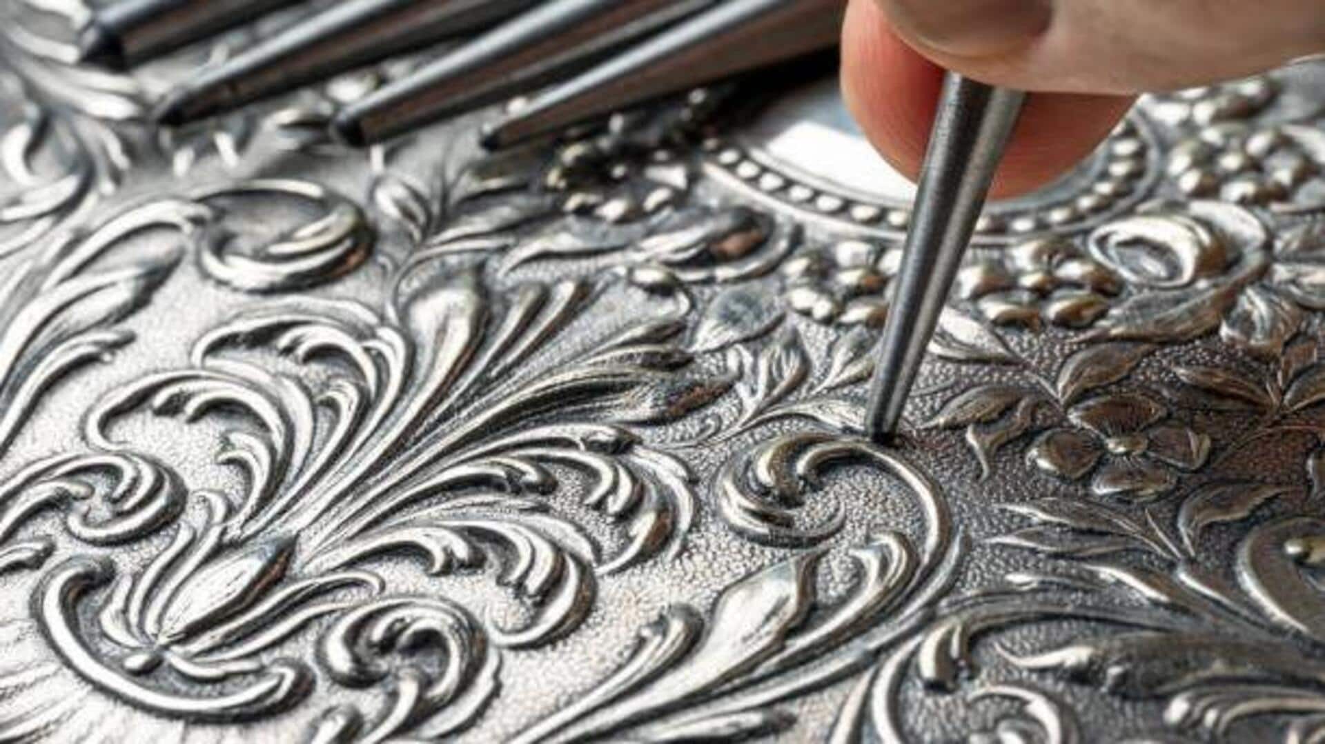 Tuareg silver engraving: An iconic jewelry craft