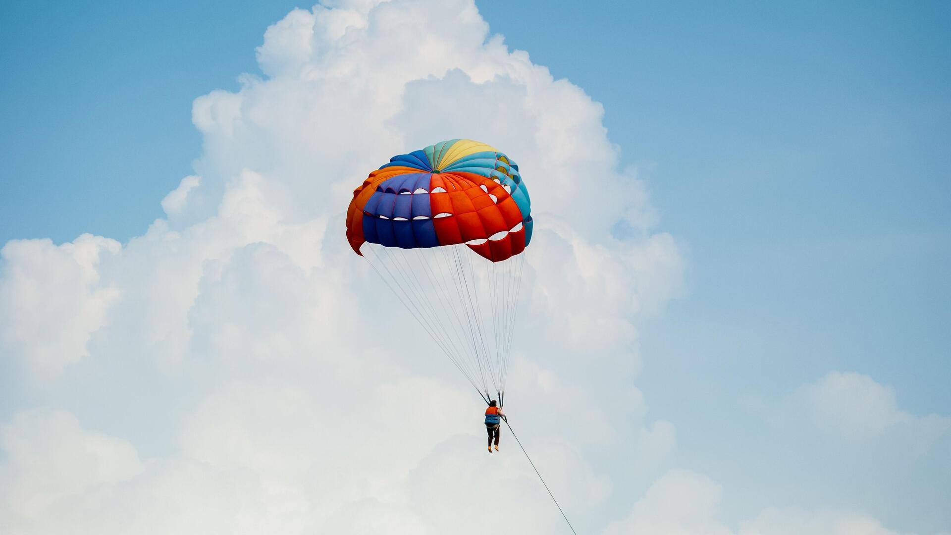 Parasailing v/s paddleboarding: Which helps you relax more?