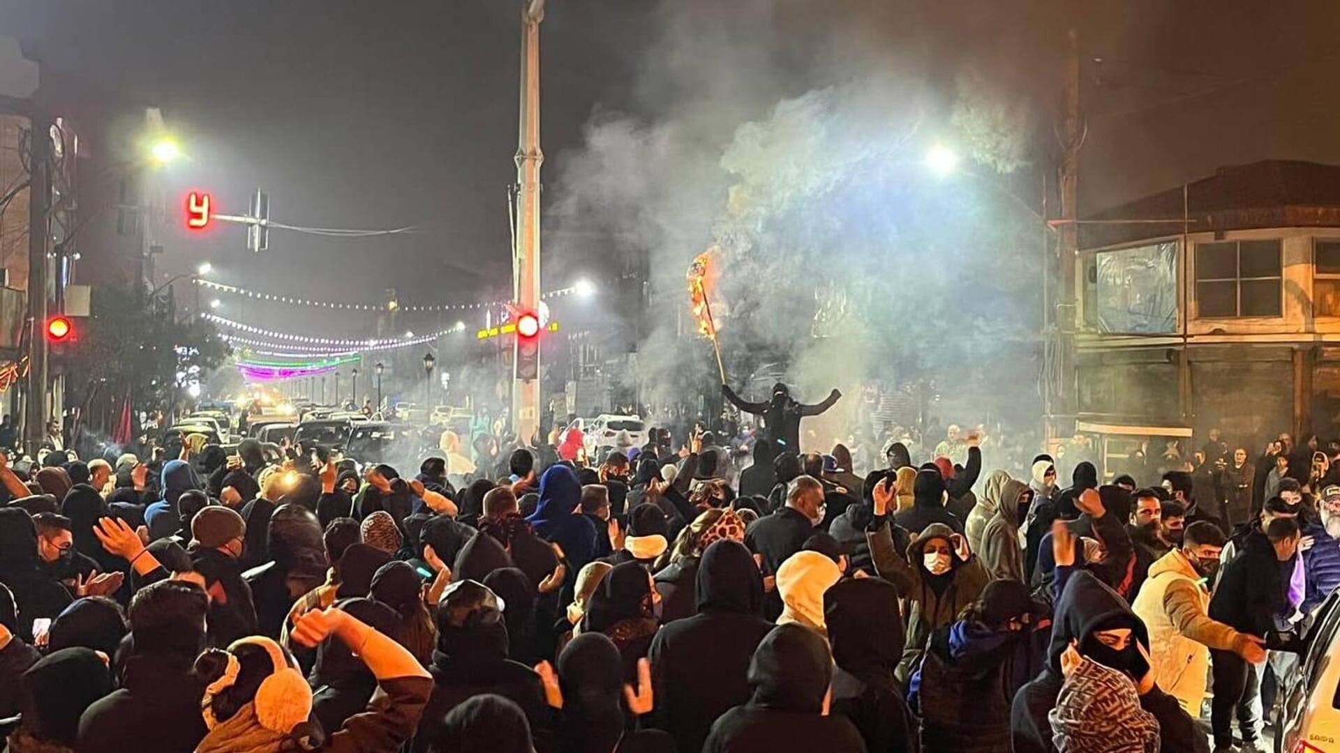 Iran protests: Ousted Shah's son calls to seize city centers