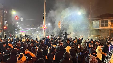 Iran protests: Ousted Shah's son calls to seize city centers