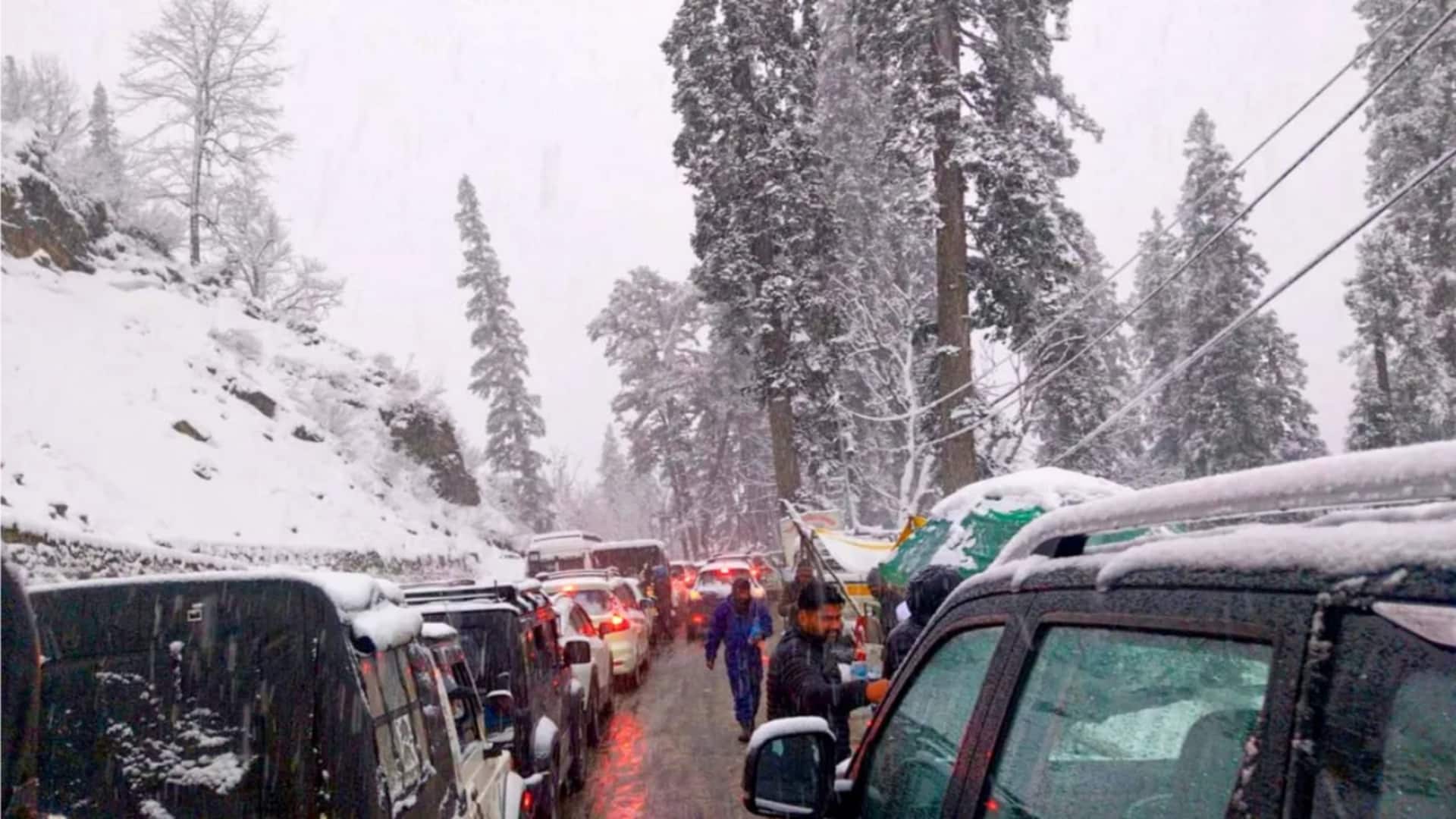 Heavy snowfall near Atal Tunnel leaves over 1,000 vehicles stranded