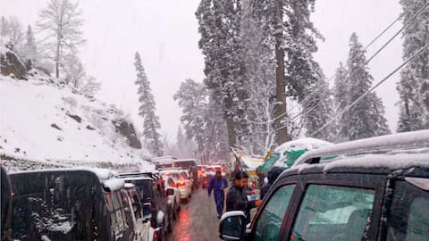 Heavy snowfall near Atal Tunnel leaves over 1,000 vehicles stranded