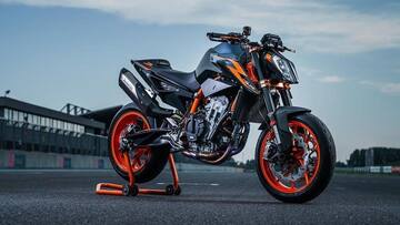 2022 KTM 890 DUKE R, with 121hp engine, breaks cover