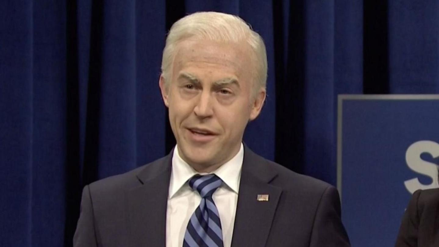Alex Moffat somersaults as new Biden Alex Moffat somersaults as new Biden