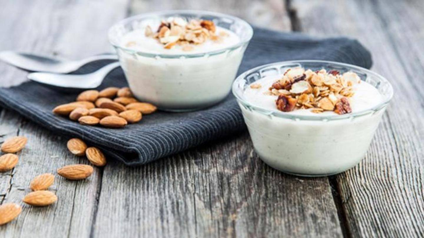 Yaourt grec, garni d'amandes et de miel Yaourt grec, garni d'amandes et de miel