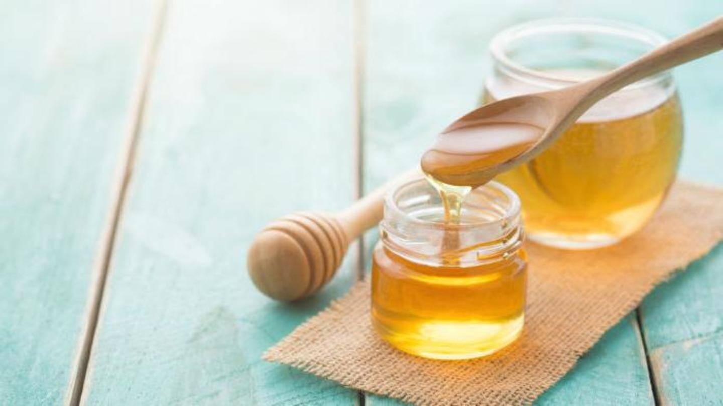 The moisturizing hair mask made up of honey The moisturizing hair mask made up of honey