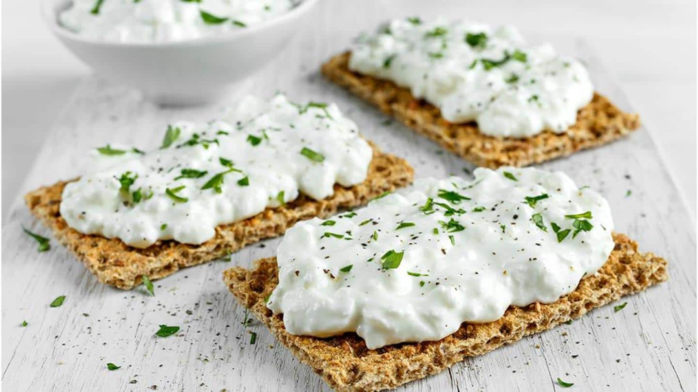 Craquelins de grains entiers avec une boule de fromage cottage Craquelins de grains entiers avec une boule de fromage cottage