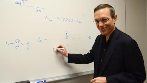 White House names Harvard astrophysicist to lead UFO investigation panel 