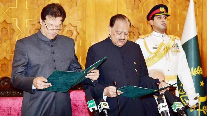 Imran Khan wrongly pronounced Urdu words while taking oath