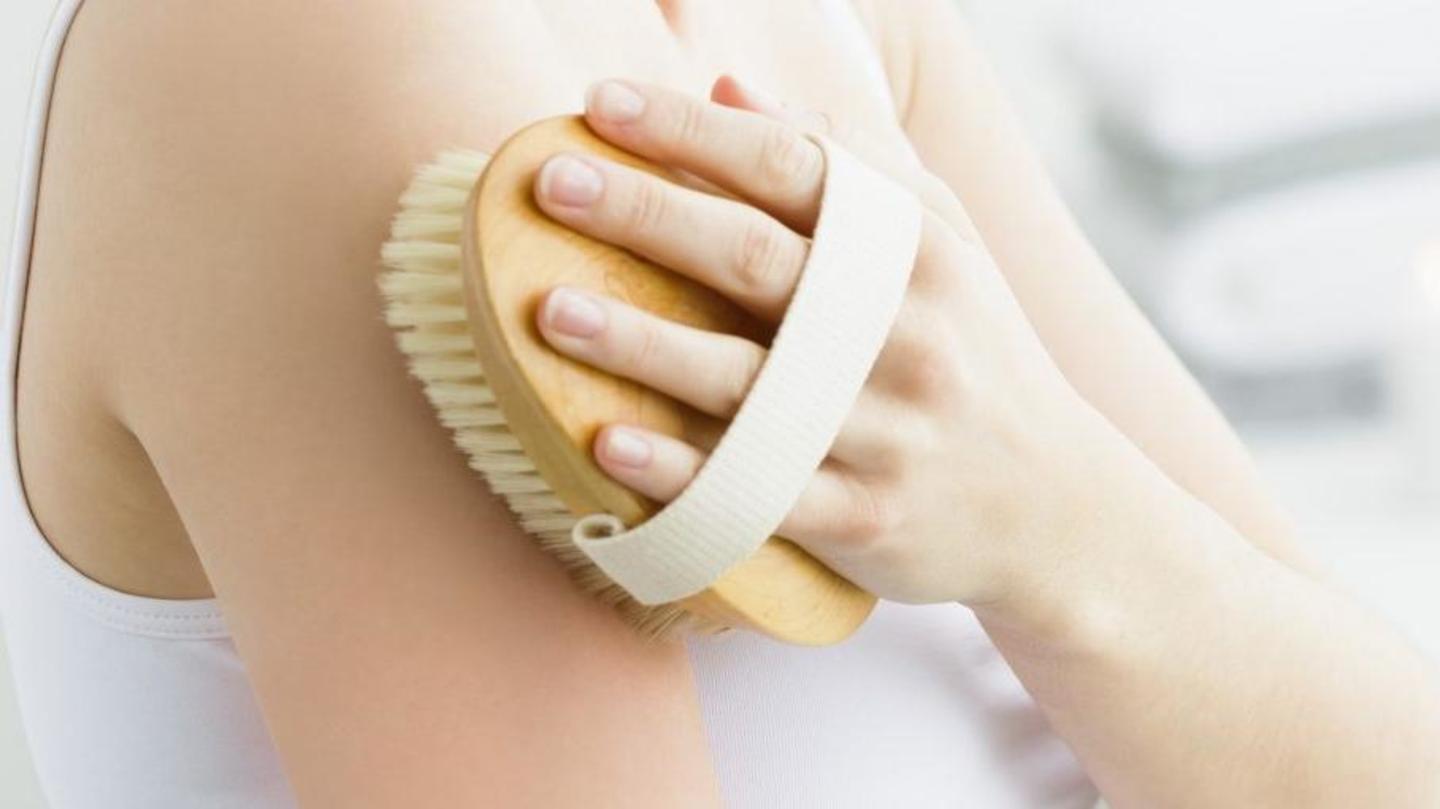 Dry brushing aids in lymphatic drainage, do it daily Dry brushing aids in lymphatic drainage, do it daily