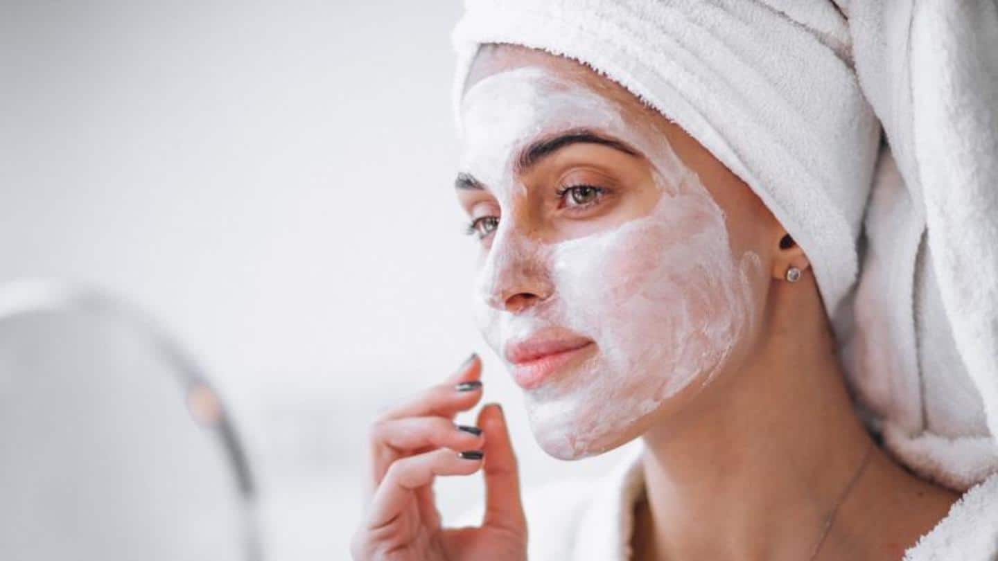 Slugging uses petroleum jelly to lock moisture in the skin Slugging uses petroleum jelly to lock moisture in the skin