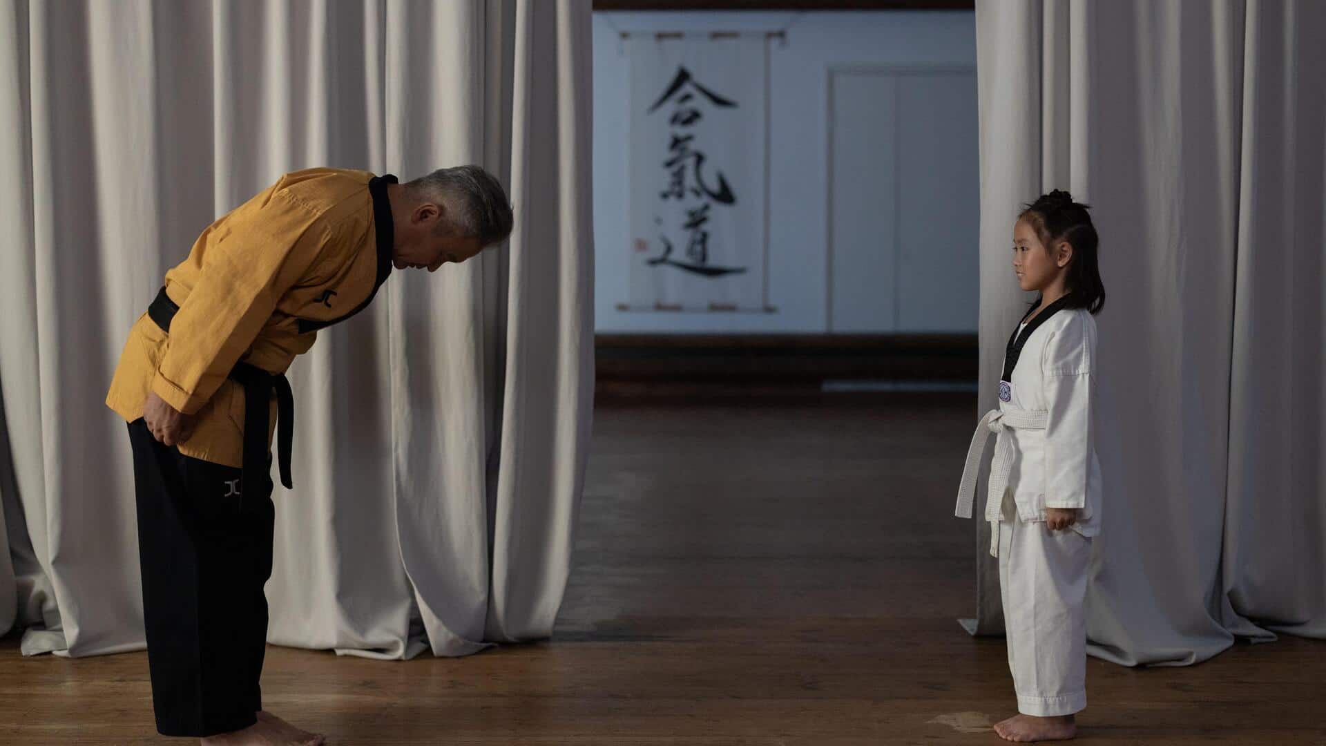How to bow the right way in South Korea